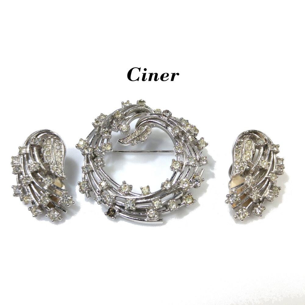 Vintage Ciner Rhinestone Wreath Brooch Earrings Set